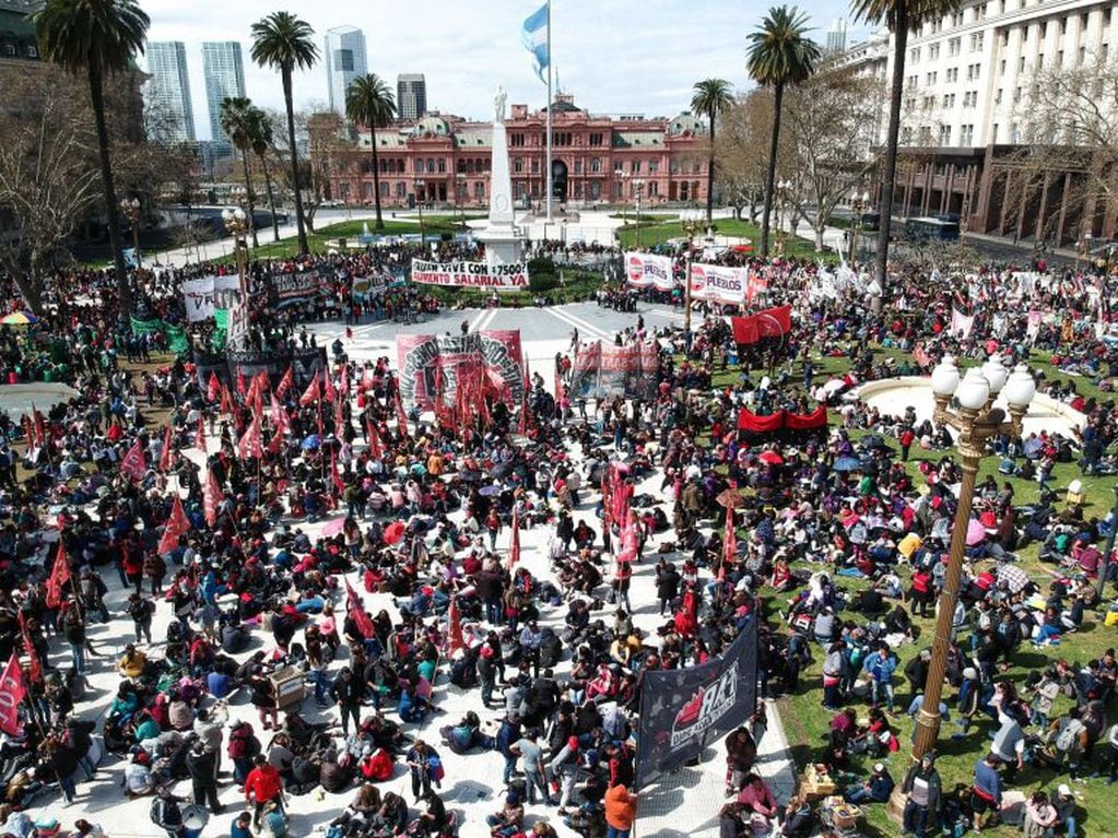 Organizaciones sociales acampan a la espera de que se declare la emergencia alimentaria que reclaman, en la Plaza de Mayo (EFE/ Juan Ignacio Roncoroni)