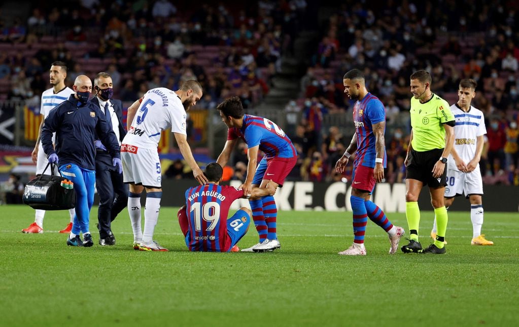 El partido contra el Alavés donde el Kun se tomó el cuello y el pecho y no pudo continuar jugando. Foto EFE.