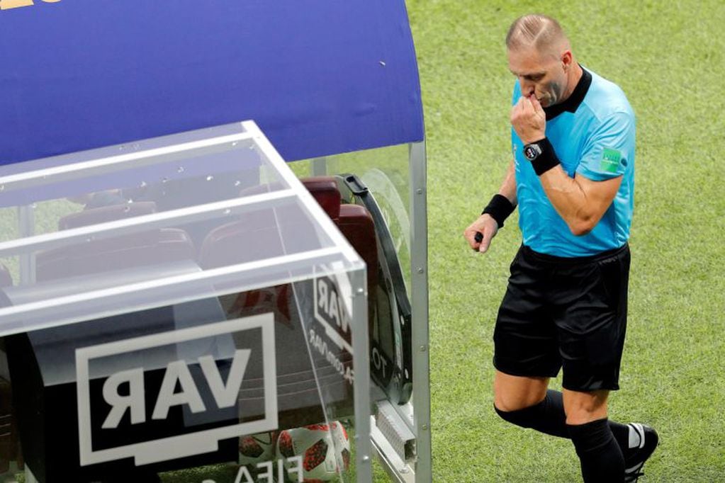 Pitana revisa el VAR durante la final de la última Copa del Mundo entre Francia y Croacia. (Foto: EFE)