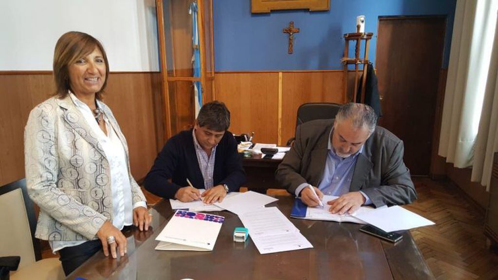 Firma de convenio del Intendente Municipal Juan José Fioramonti con la Universidad Nacional del Centro
(UNICEN sede Tandil) y la Universidad Nacional de Mar del Plata.