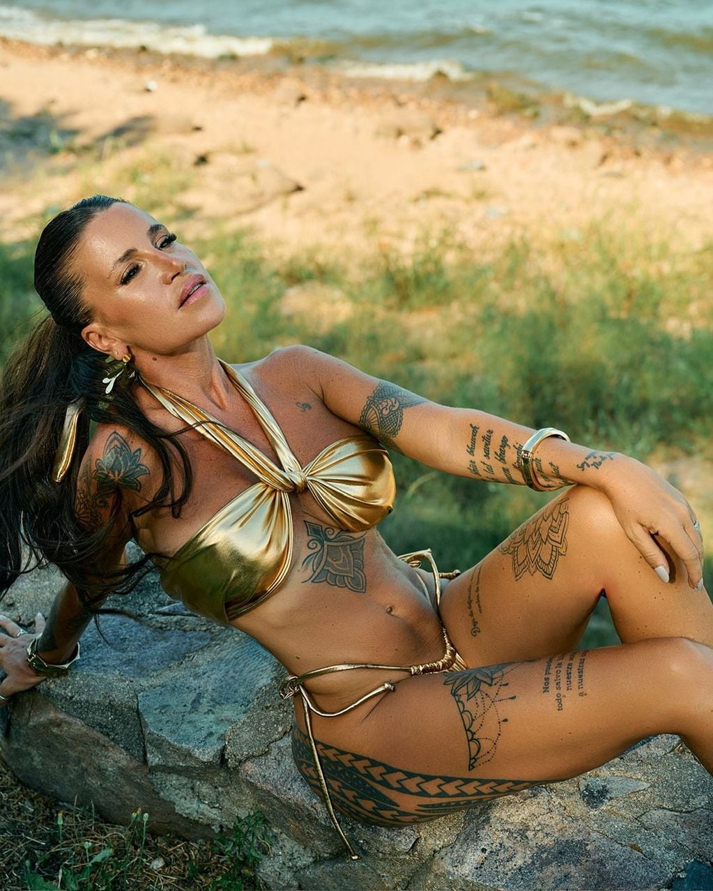Como una diosa, Florencia Peña paralizó Instagram posando con una microbikini dorado ultra sexy