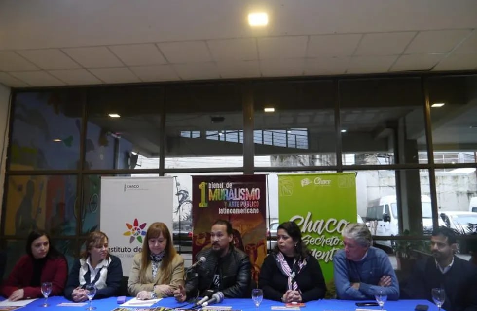 Yorg, junto a autoridades de Cultura y el municipio, anunció el encuentro de muralistas. (Prensa Turismo)