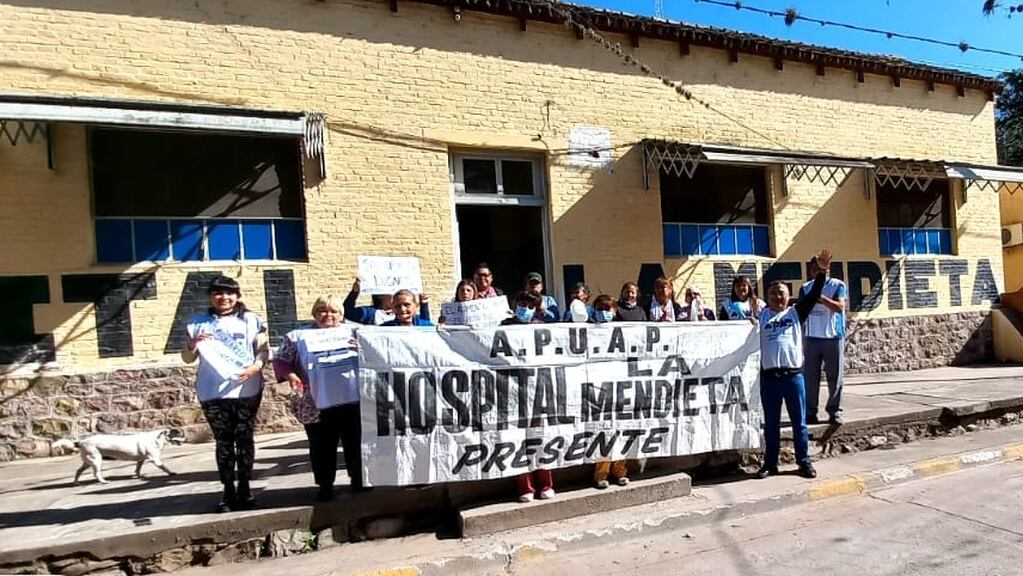 Personal del hospital de la ciudad de La Mendieta adhirió este jueves a la protesta convocada por Apuap.