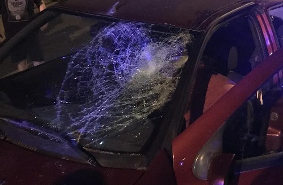 El conductor declaró que el vidrio fue roto por familiares y amigos de su ex pareja tras el incidente. (SL24)