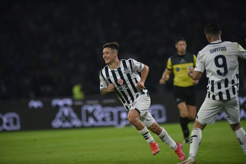 Rodrigo Garro, clave con sus goles, sobre todo el segundo, que fue de lo mejor de la fecha. (Javier Ferreyra / La Voz)