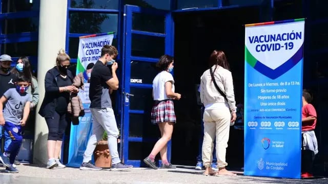 Vacunación pediátrica en el CPC Argüello, Córdoba