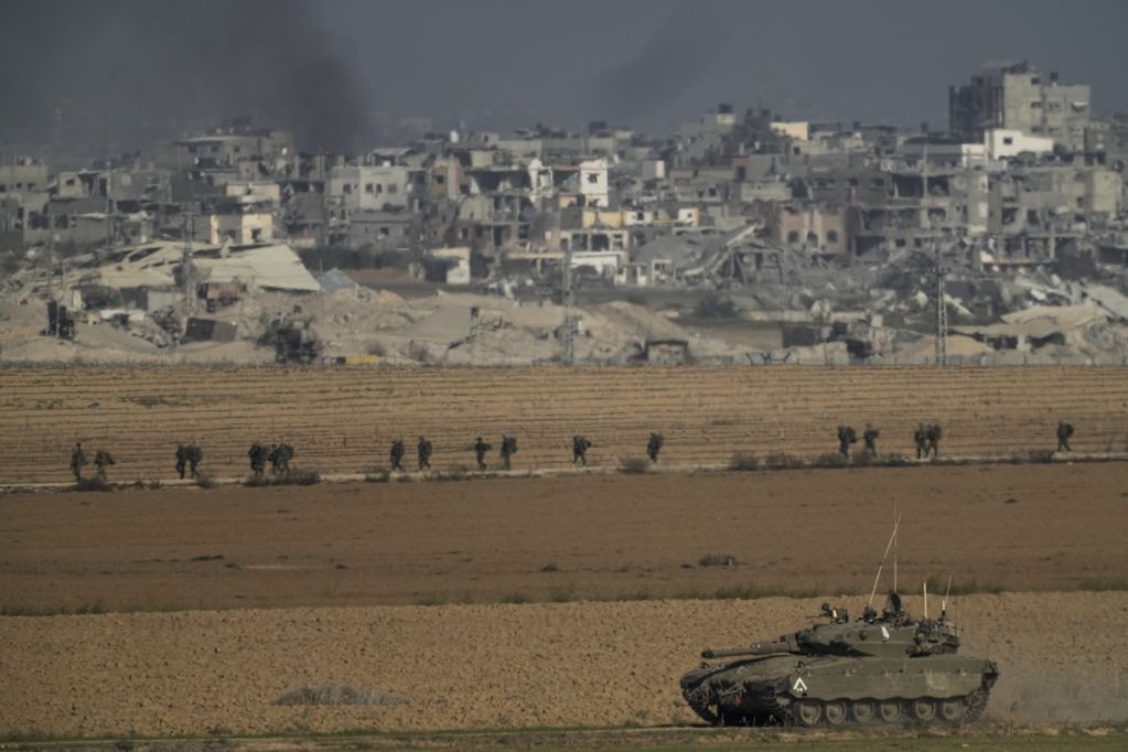Tropas israelíes se ven cerca de la Franja de Gaza, en el sur de Israel, el domingo 10 de diciembre de 2023.