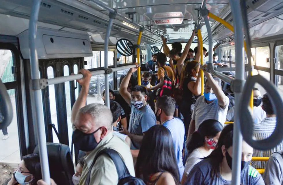 La aglomeración de gente, las ventanillas cerradas y la falta de barbijo son las normas que no se cumplen y más se quejan los pasajeros en los omnibus mendocinos. Nicolás Ríos/Los Andes