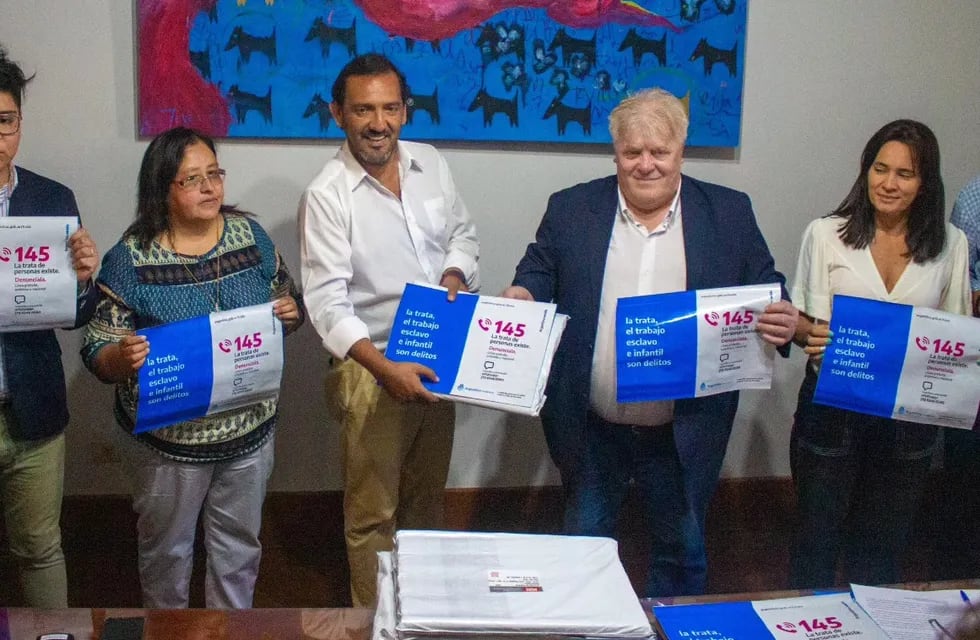 Gustavo Vera, director del Comité Ejecutivo de Lucha contra la Trata y Explotación de Personas y para la Asistencia a las Víctimas, entregó en Jujuy cartelería para la difusión de la Línea 145.