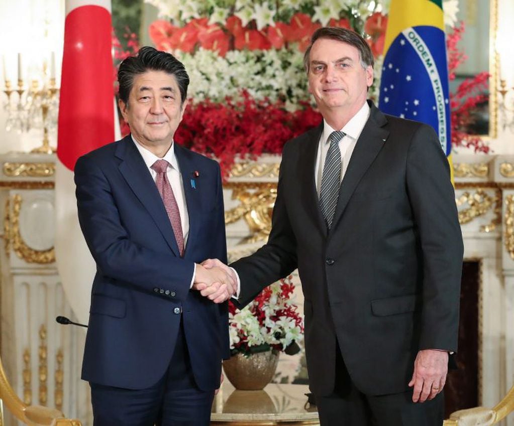 Jair Bolsonaro con el Primer Ministro japonés Shinzo Abe. (Foto: Japan pool via Jiji Press/AFP)