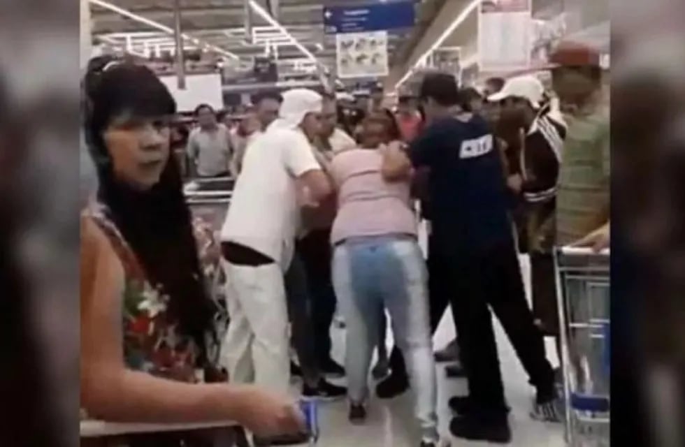 Increíble pelea en un supermercado Coto de José C. Paz por conseguir una bandeja de milanesas en oferta.