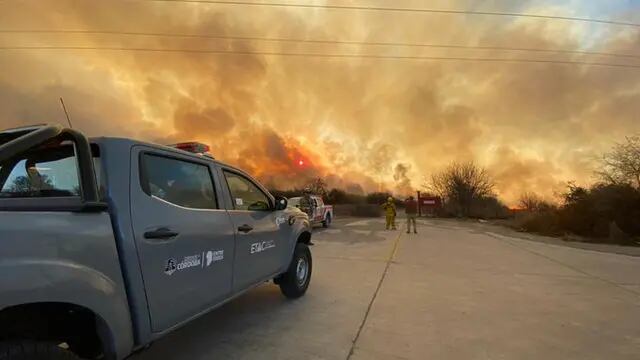 El incendio en la zona de Malagueño es combatido por los bomberos.