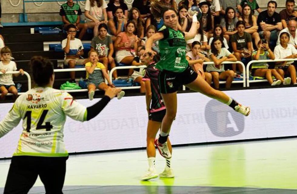 Ayelén García, marcó cinco goles en la victoria del Gurpea Beti-Onak en el debut en la máxima categoría del balonmano femenino español.