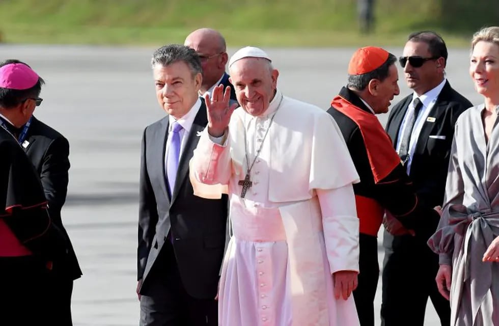 El papa Francisco saluda el 06/09/2017 en Bogotá, Colombia, a su llegada al aeropuerto de la capital colombiana. A su lado, el presidente del país, Juan Manuel Santos.\r\n(Vinculado al texto de dpa \