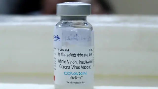 Un vial de la vacuna Covaxin de Bharat Biotech Ltd. para el coronavirus