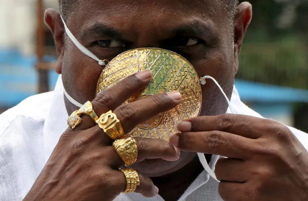 Shankar Kurhade con su mascarilla de oro (Foto: Reuters)