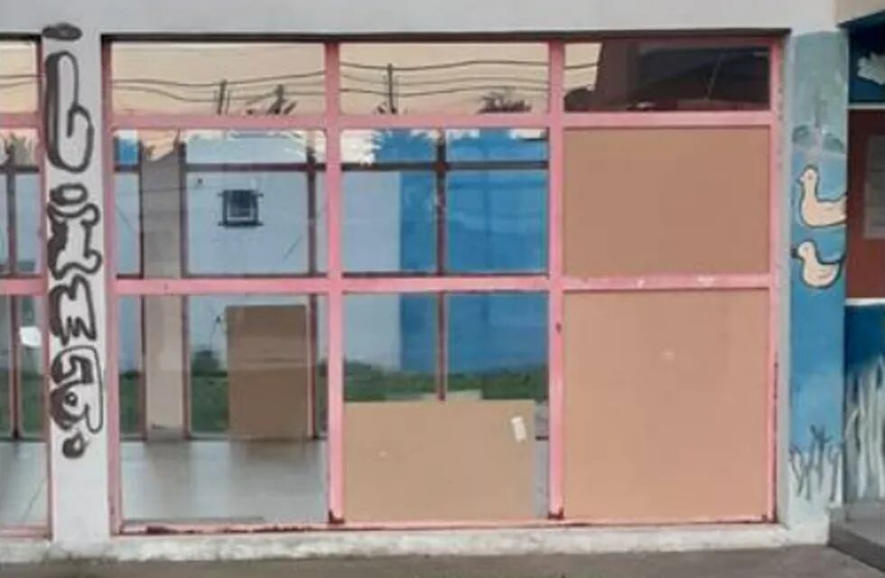 Escuela de Viedma exige que pongan vidrio en las ventanas del lugar.