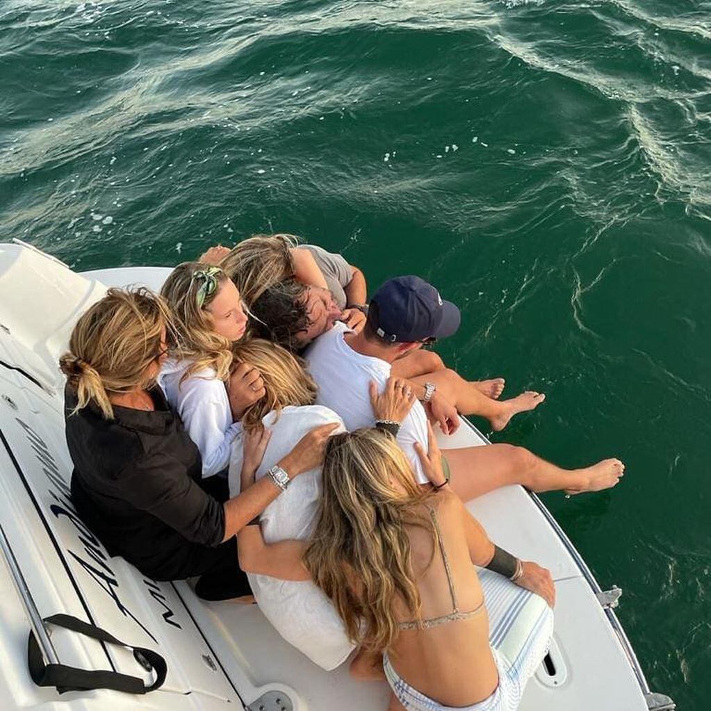 Ricky Sarkany y su familia lanzaron las cenizas de Sofía al mar.