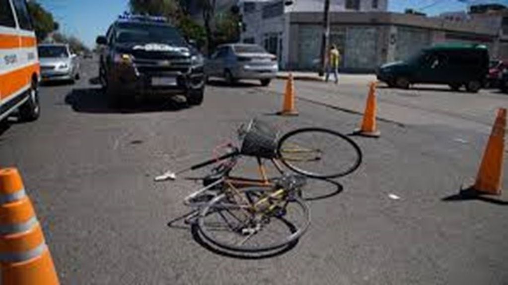 Ladrones en fuga atropellaron a una ciclista en Merlo