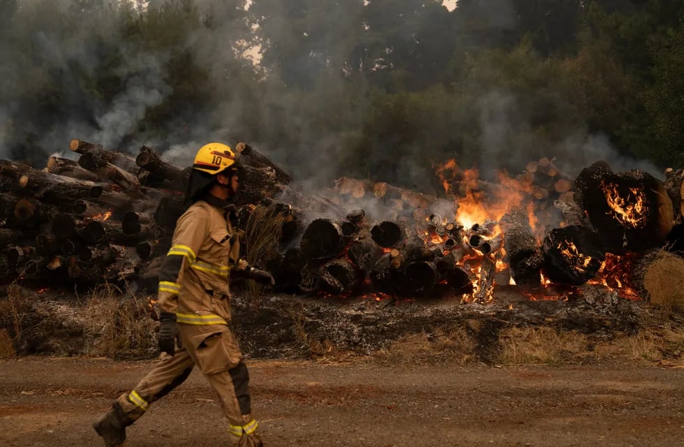 Efectivos de la Unidad Militar de Emergencias (UME) del Ejército español combaten incendios en la comuna de Cabrero, región del Bío Bío (Chile). Foto: EFE / Adriana Thomasa.