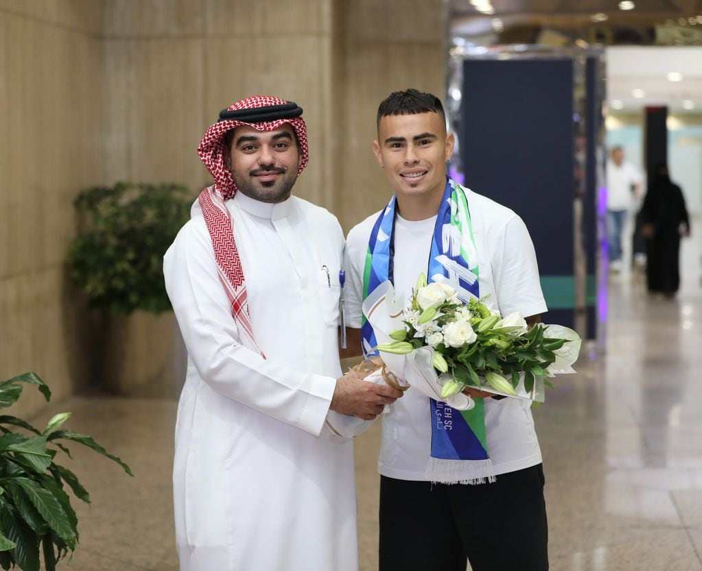 El cordobés Lucas Zelarayán y su llegada al Al Fateh. Su nuevo equipo. (Twitter @EnFatehclub).