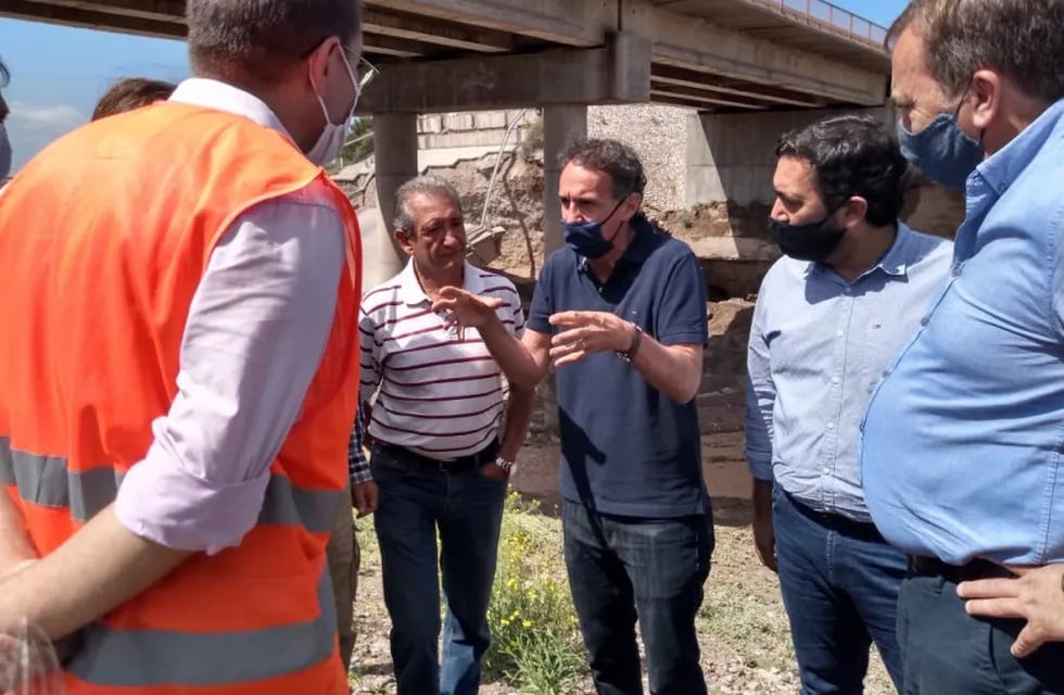 El ministro de Obras Públicas de la Nación, Gabriel Katopodis junto autoridades provinciales habla sobre los detalles del derrumbe del puente.