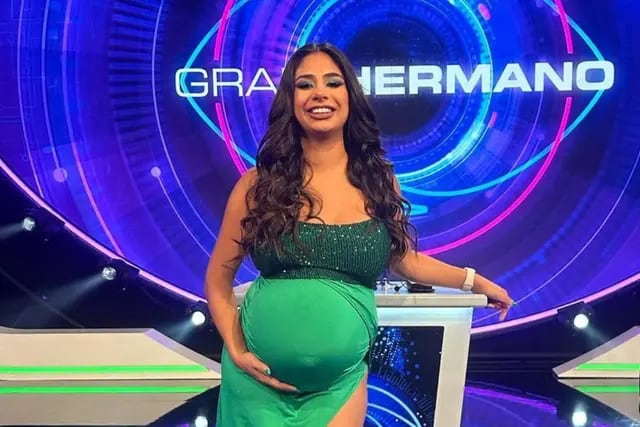 Daniela Celis posó con su panza de embarazada a menos de un mes del nacimiento de sus hijas