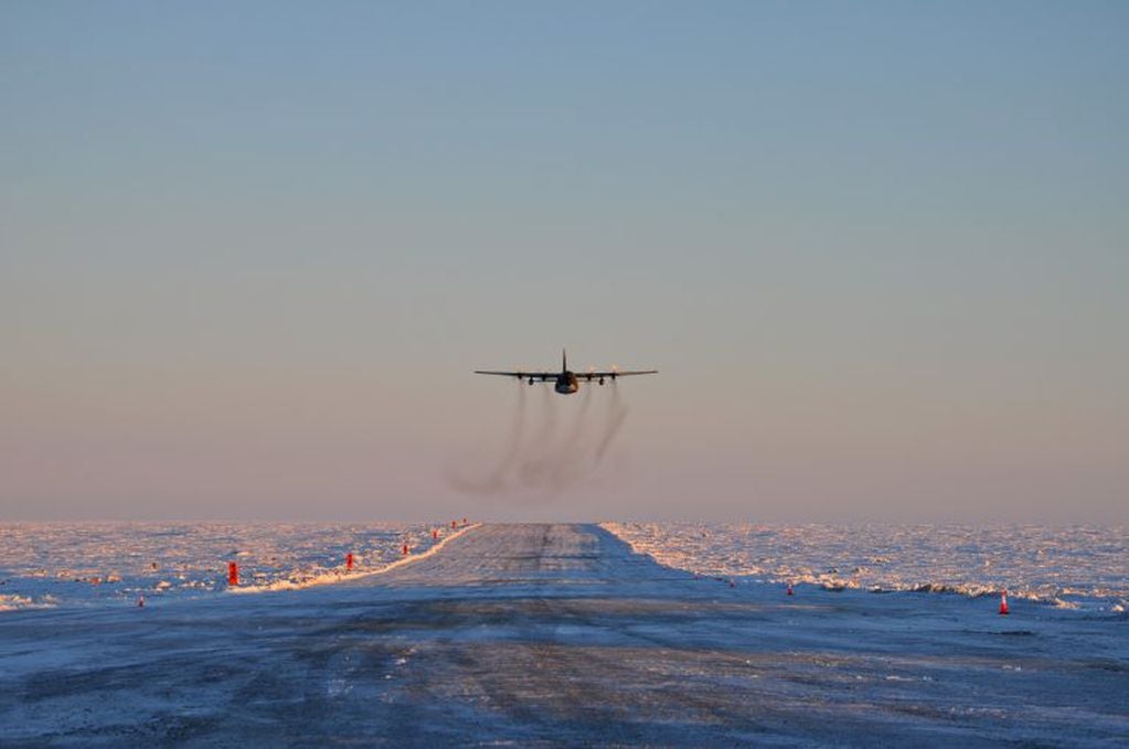 Marambio es la puerta de entrada aérea a las bases argentinas. Se encuentra al Este de la península Antártica.