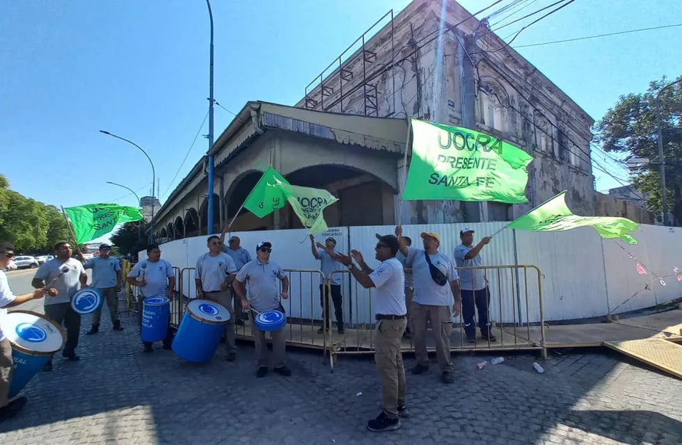 Protesta de la UOCRA frente a la Recova Ripamonti