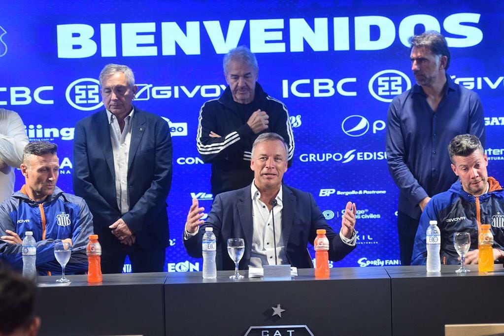 Andres Fassi presentó al nuevo técnico del club Atlético Talleres Walter Ribonetto . (Pedro Castillo / La Voz)