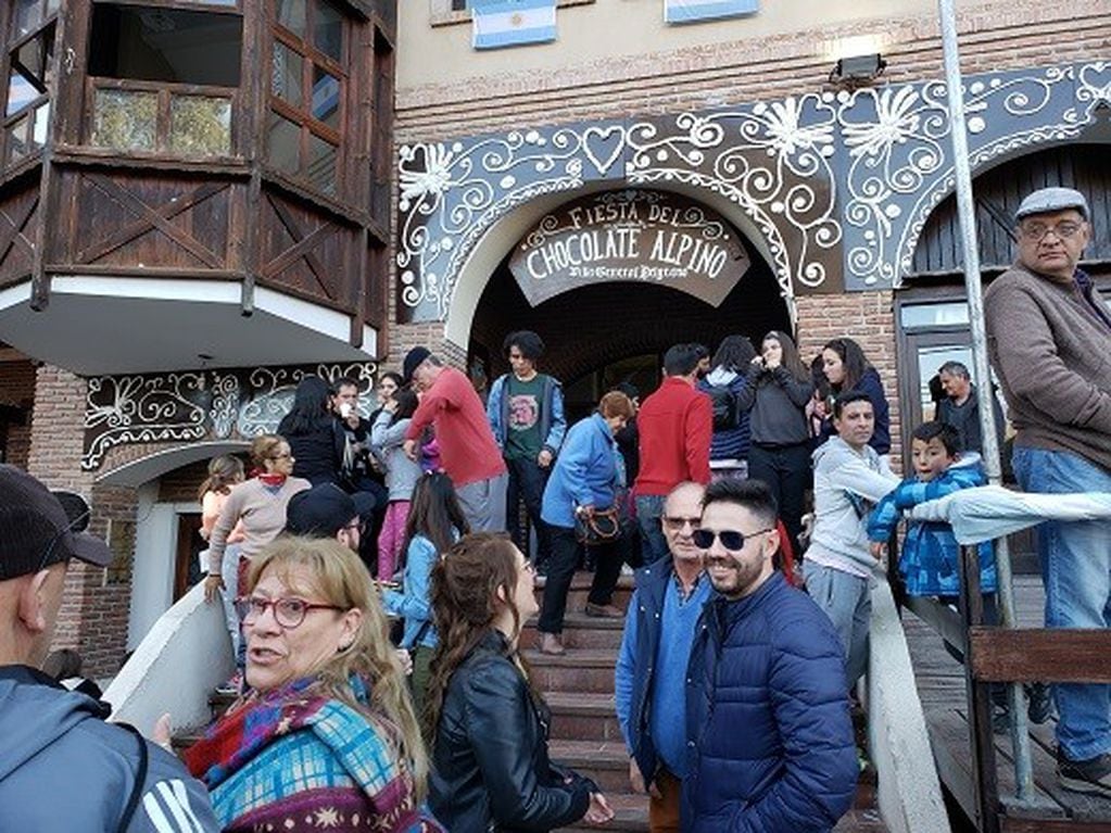 El Salón donde se desarrolla la Fiesta del Chocolate Alpino se vio repleto de turistas que disfrutaron de los espectáculos y la gastronomía.