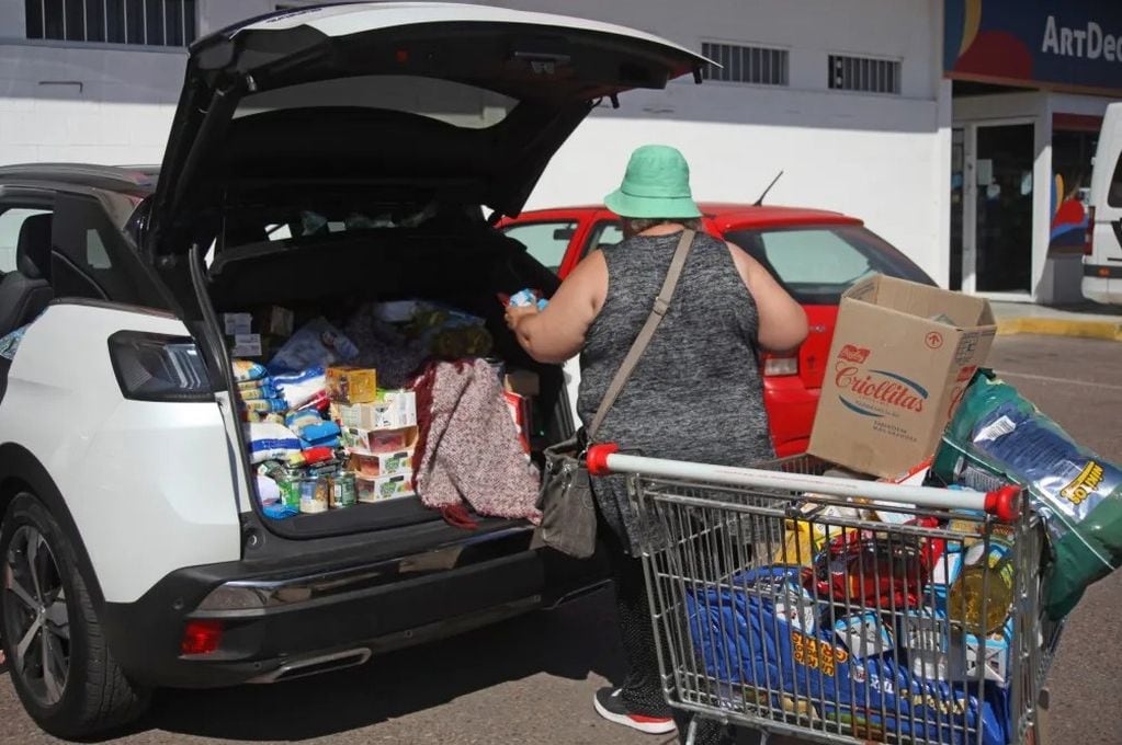 Miles de chilenos llegaron a Mendoza a comprar mercadería por las grandes diferencias de precios.