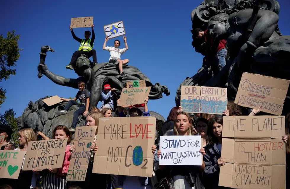Los manifestantes sostienen pancartas mientras se reúnen en la estatua del Triunfo de la República durante la manifestación de la Global Climate Strike en la Place de la Nation en París, Francia, el viernes 20 de septiembre de 2019. Crédito: Martin Barzilai / Bloomberg.