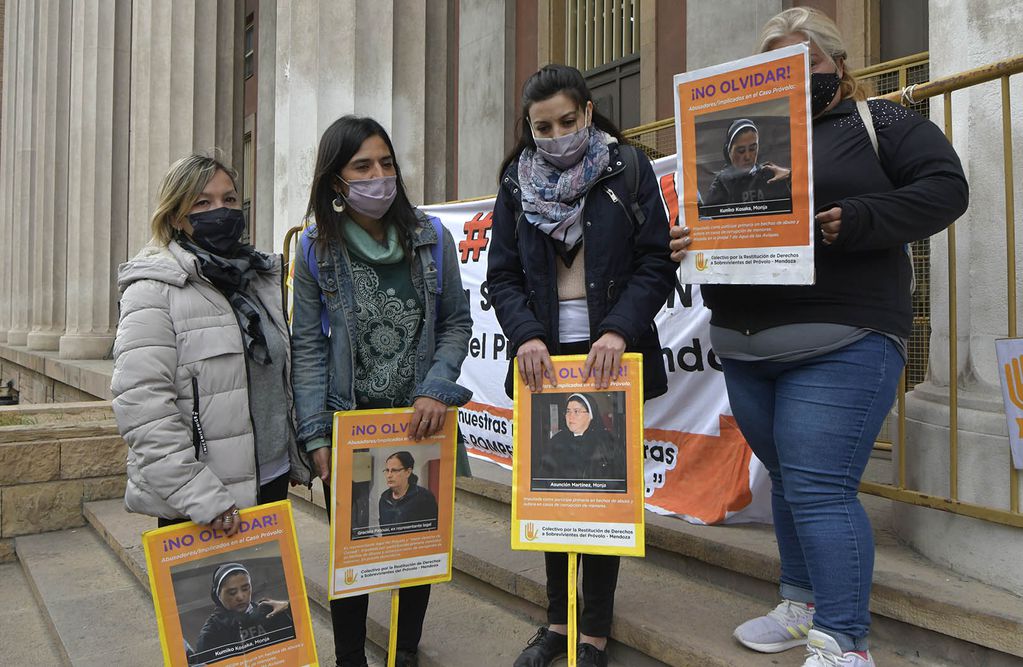 Familiares de víctimas del Instituto Próvolo, reclaman en la puerta de Tribunales Provinciales.