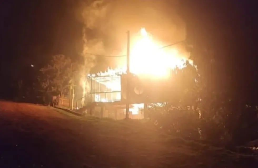 Panambí: una vivienda fue arrasada por el fuego y su propietario logró salvar su vida de milagro.