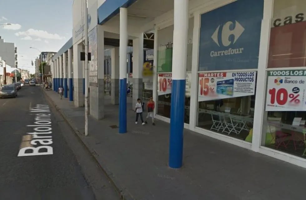 El robo se perpetró en el Carrefour de calle Mitre. (Street View)