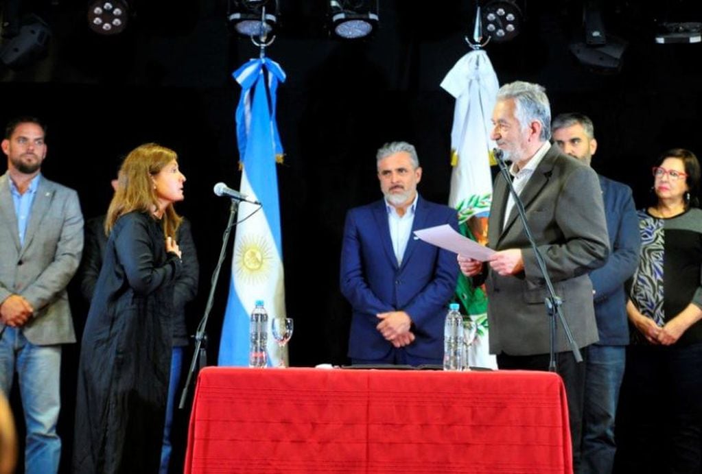 Alberto Rodríguez Saá le tomó juramento a Paulina Calderón.