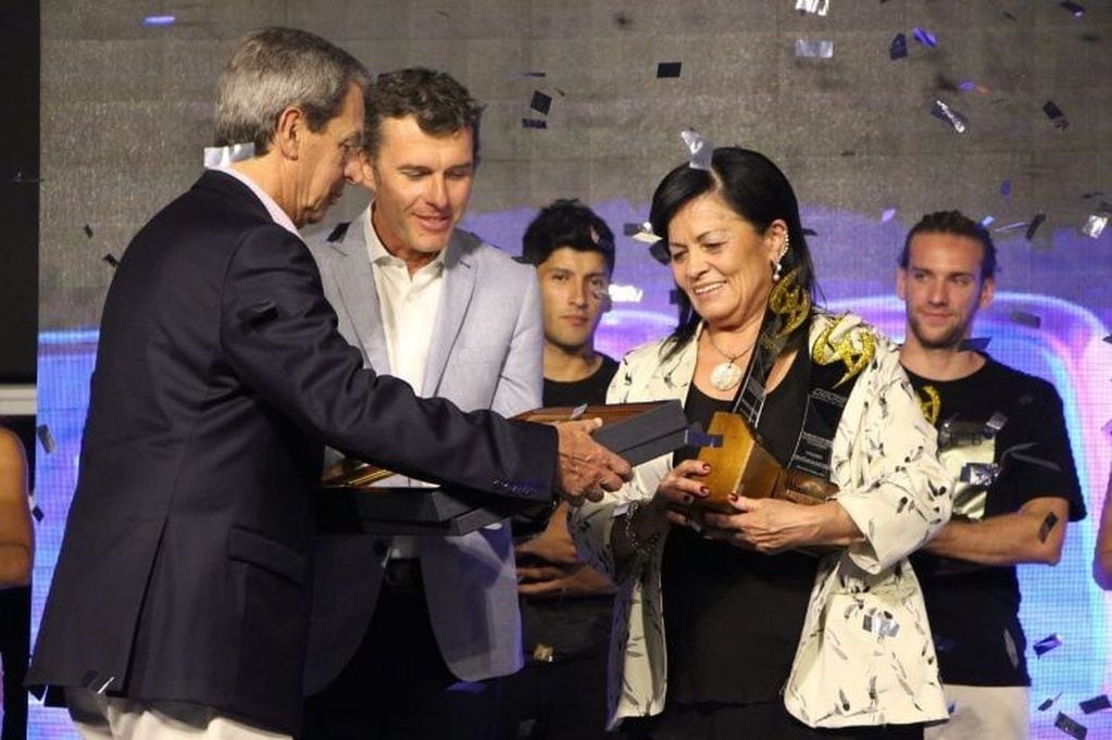 Su madre, María Pages, subió al escenario a recibir el premio en su nombre.