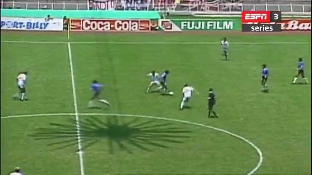 Diego recibe el pase de "El negro" Héctor Enrique. Ahí comenzó el momento que concluiría con "el gol del siglo".