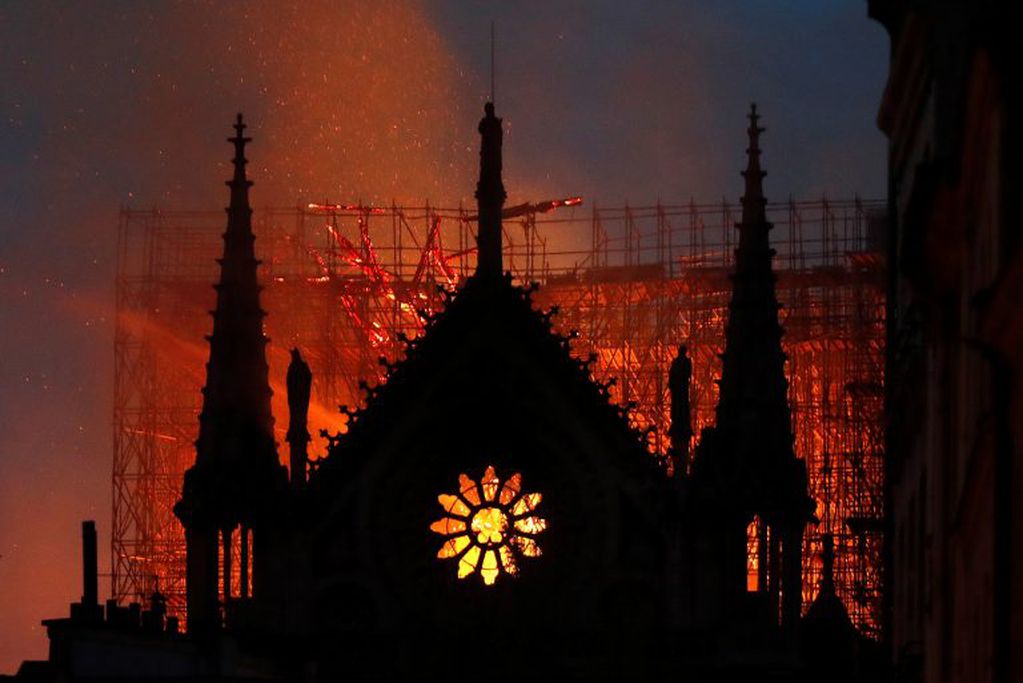 La catedral de Notre Dame mientras se prendía fuego (AP /Thibault Camus)