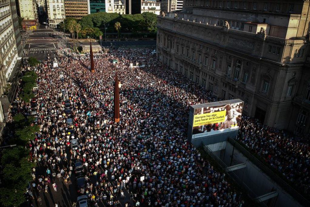 Miles de personas se reúnen en la ciudad de Buenos Aires. (Foto: EFE/Juan Ignacio Roncoroni)