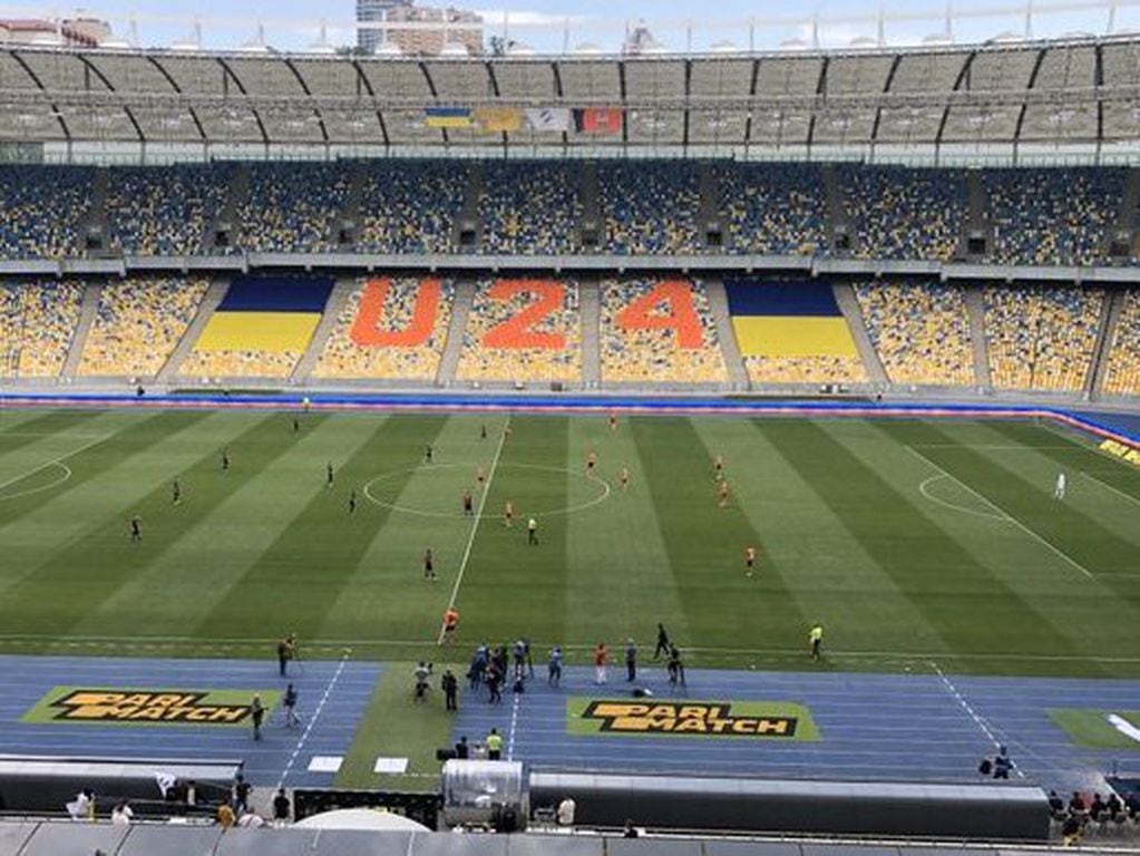 En la vuelta del fútbol en Ucrania, los estadios están vacíos.