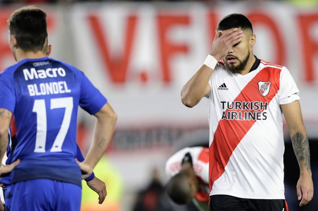 Paulo Díaz lamenta su error en el segundo gol de Tigre ante River. (Fotobaires)