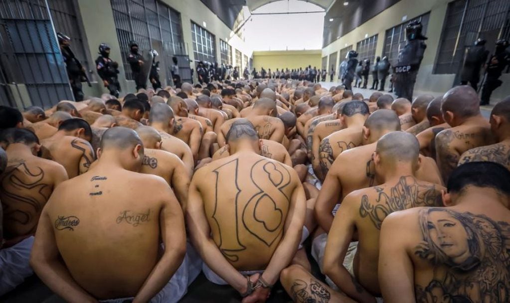 Imágenes de cientos detenidos apiñados que fueron acusados de pertenecer a las "maras" salvadoreñas recorrieron el mundo. 