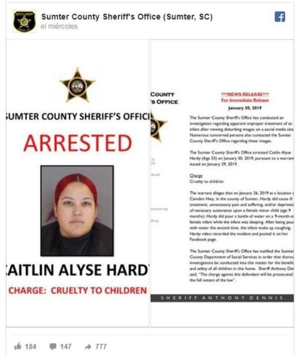 Según la orden de arresto, la mujer fue acusada de crueldad hacia los niños.