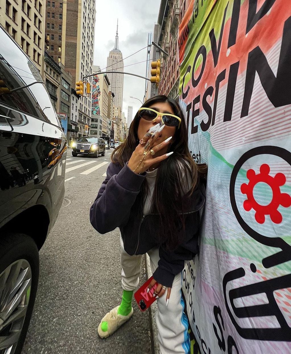 Mia Khalifa deslumbrando en las calles de Nueva York