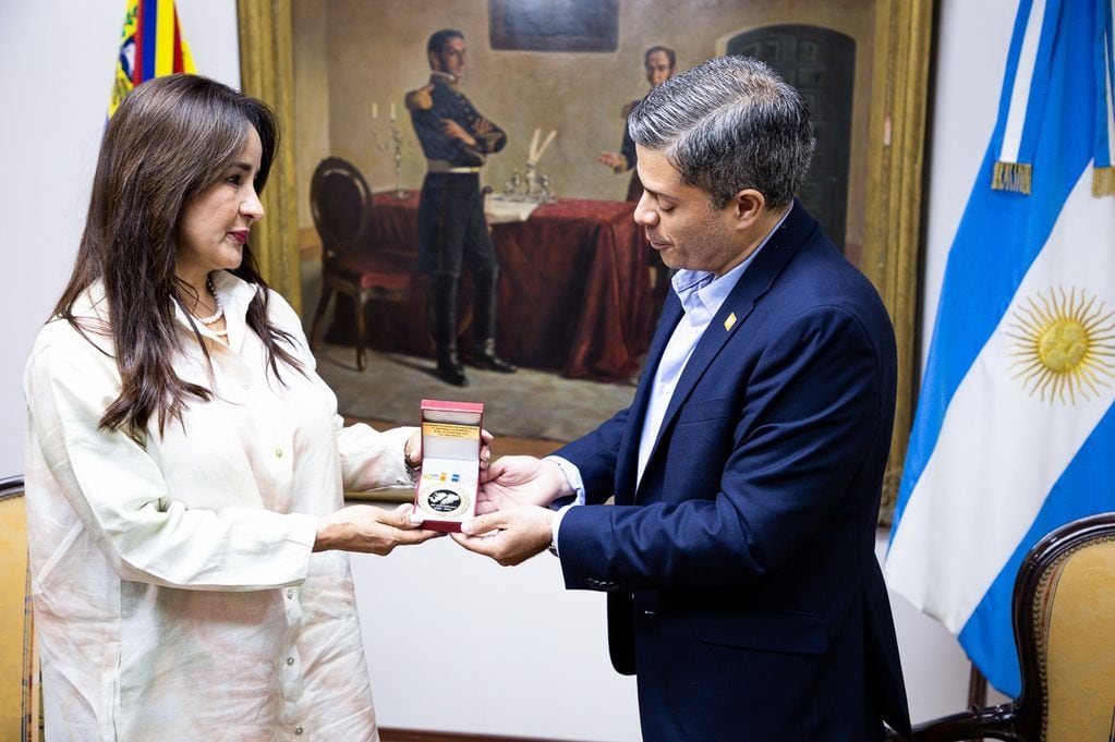 Dachary mantuvo un encuentro con la embajadora de Venezuela