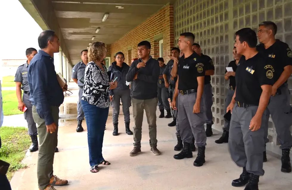 La coordinadora general del Ministerio de Seguridad, Cecilia Barbesini, junto a técnicos de esa cartera y agentes penitenciarios, recorrieron las instalaciones del Complejo Penitenciario N° 8 construido en Chalicán.