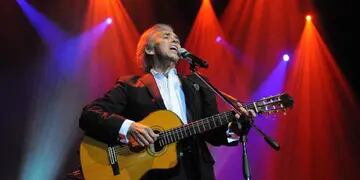 JAIRO. Con amigos en escena y un público fiel que lo aplaudió en una gala para el recuerdo. Foto: Facundo Luque/La Voz.