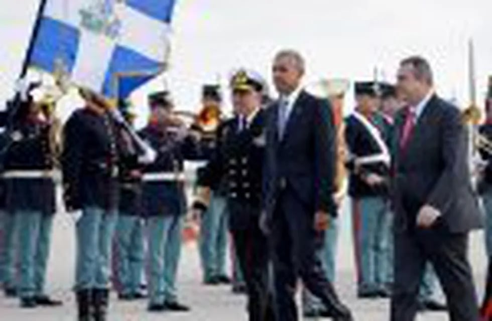 Greek Minister of Defense Panagiotis Kommenos (foreground R) escorts US President Barack Obama (foreground C) upon his arrival at Eleftherios Venizelos International Airport, on November 15, 2016 in Spata.nUS President Barack Obama arrived in Athens, the first stop on a final foreign trip that will aim to reassure worried Europeans following Donald Trump's surprise presidential election victory. / AFP PHOTO / Brendan Smialowski